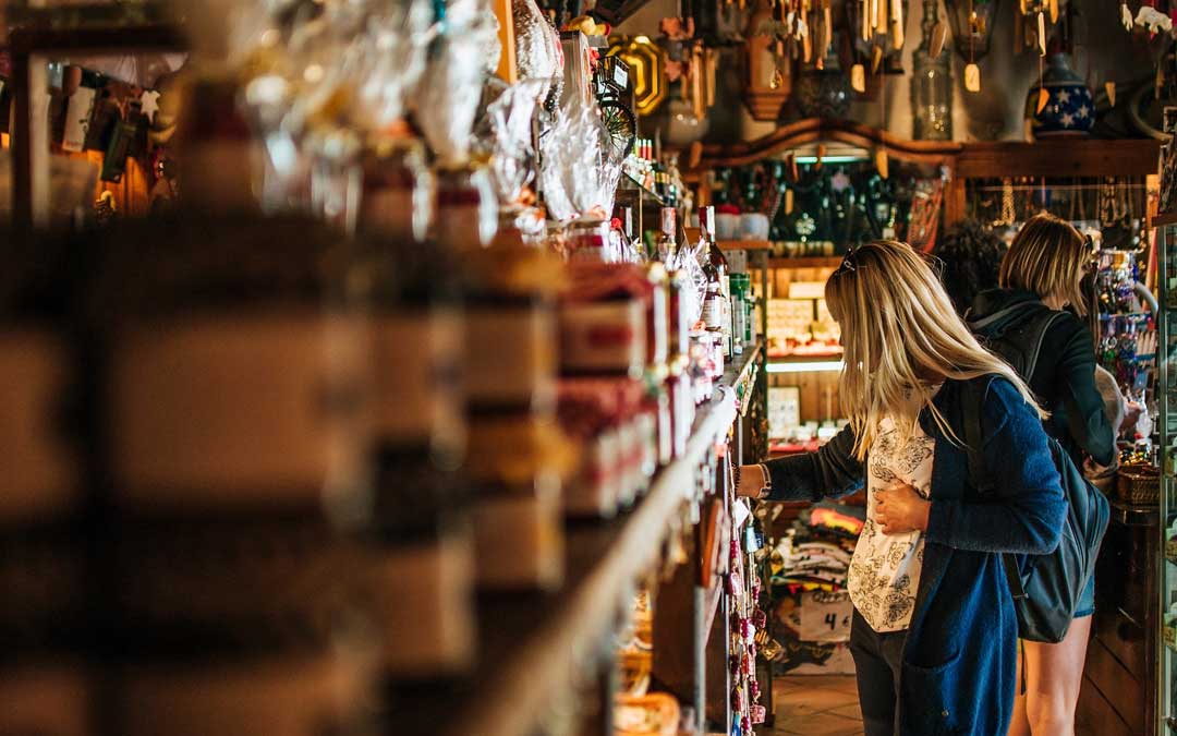 Los comercios de menos de 400 metros podrán abrir en la fase 0 de desescalada con restricciones en la atención y estrictas normas de higiene y seguridad.