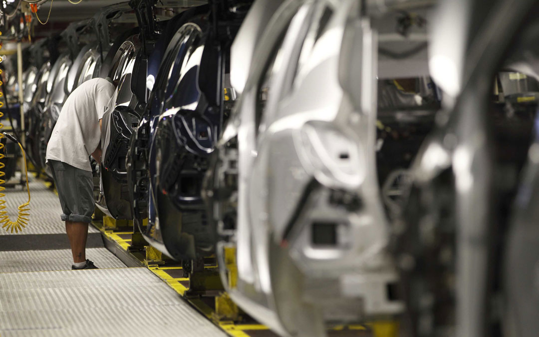 Trabajo en cadena en el sector de la automoción en PSA. / DGA-Carlos Moncín
