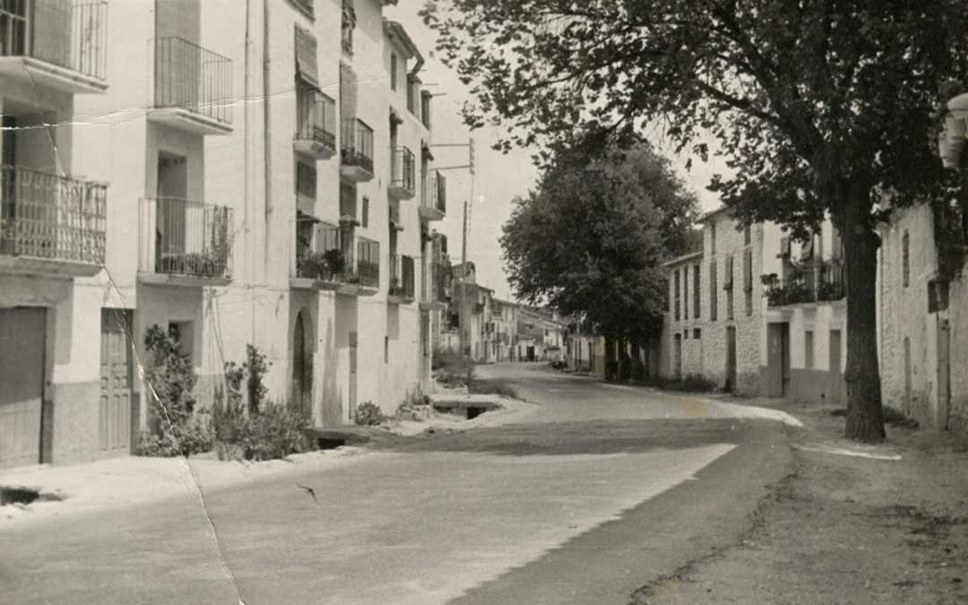 Imagen de la travesía de la N-420 en Valdeltormo en 1974. Imagen aportada por Paca Montañés.