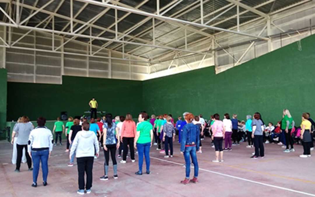 Adultos realizando actividades deportivas en uno de las localidades de la Comarca del Matarraña