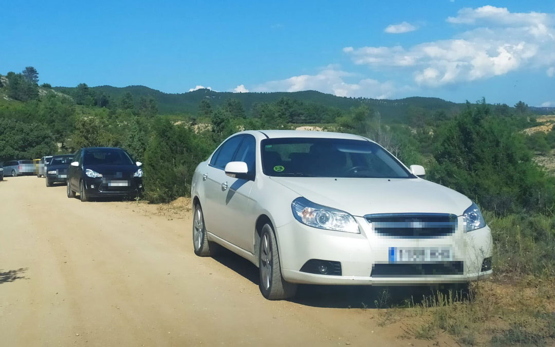 Vehículos aparcados en los bordes de los caminos en las zonas de baño del río Bergantes. / L.C.