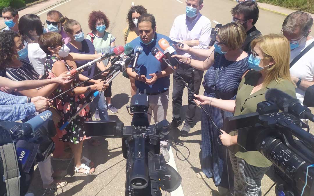 El alcalde de Andorra, Antonio Amador, atendiendo a los numerosos medios de comunicación en la concentración a las puertas de la Central / B. Severino