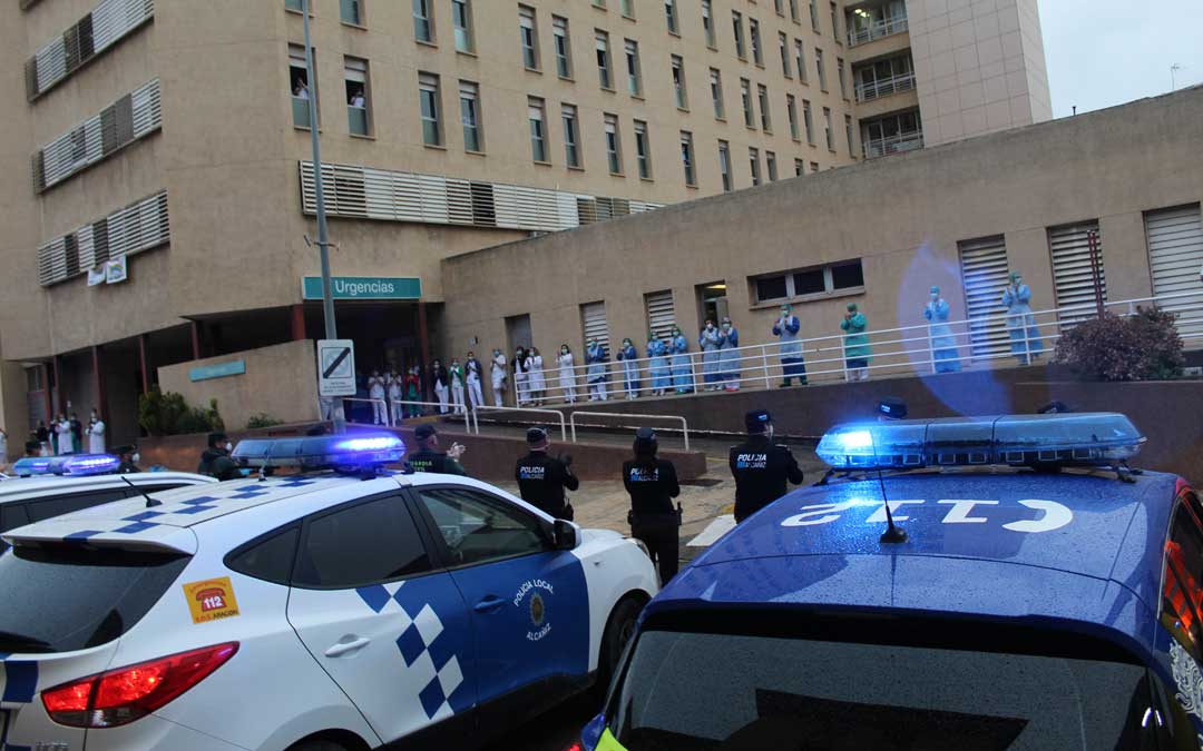Uno de los actos de homenaje de los servicios de emergencia en la puerta del Hospital de Alcañiz. / B. Severino
