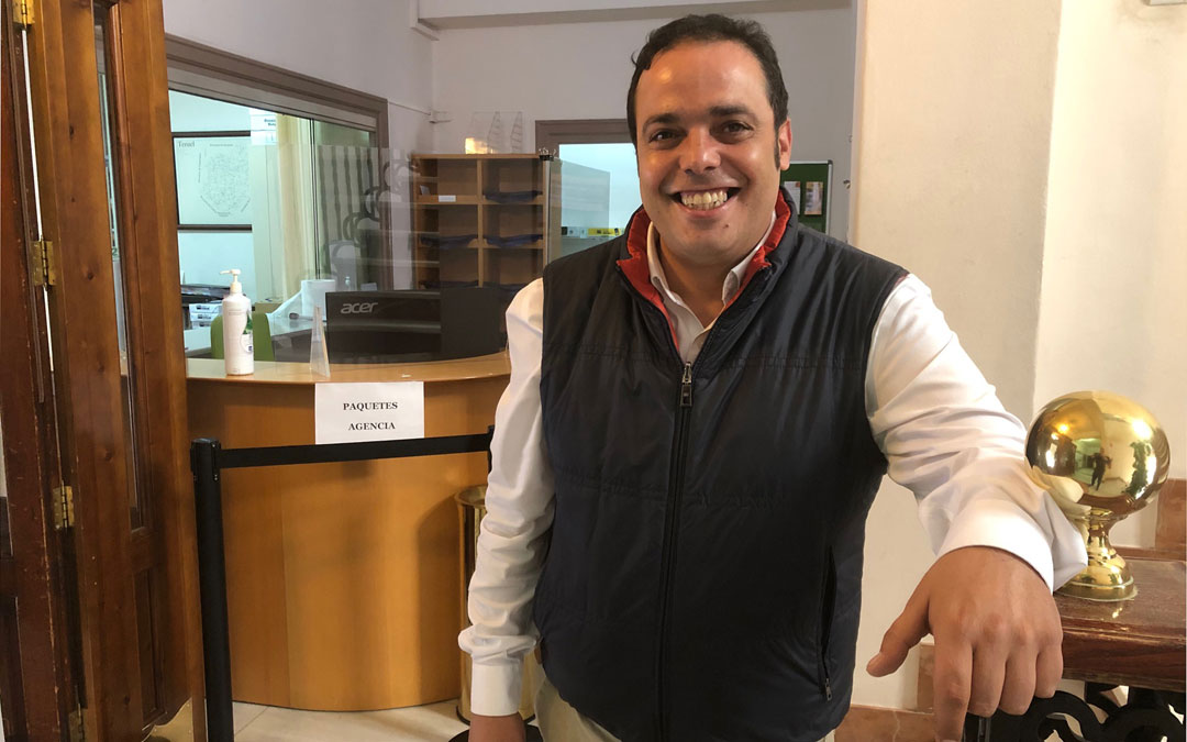 El diputado delegado de Nuevas Tecnologías y Administración Electrónica, Antonio Amador, en la entrada del Palacio Provincial, donde está ubicada la Oficina de Acreditación de Identidad./LA COMARCA