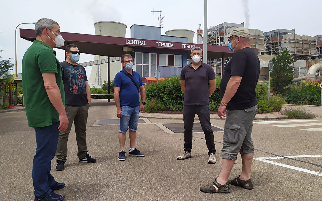 Los trabajadores de la Central este martes en las puertas. Juan Peñalver