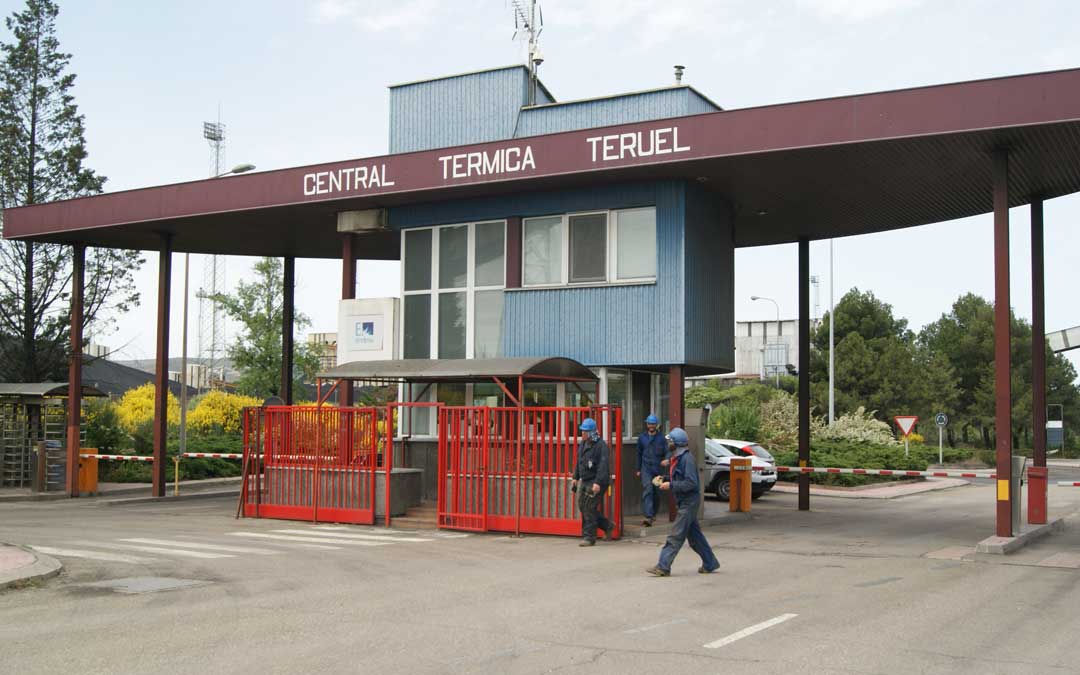 Imagen de archivo de uno de los cambios de turno en la Central Térmica de Andorra. / B. Severino