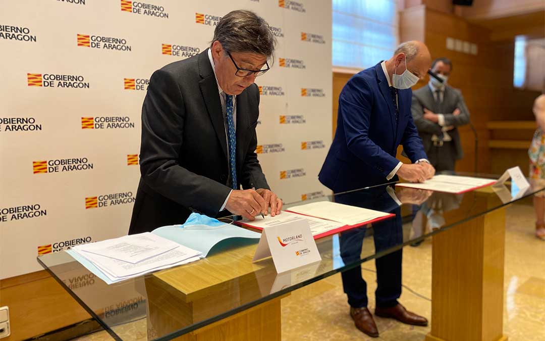El vicepresidente y consejero de Industria, Competitividad y Desarrollo Empresarial, Arturo Aliaga, y el director general del Grupo San Valero, César Romero./ DGA