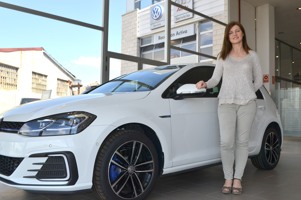 Audrey junto a un coche de la exposición de Alcañiz.