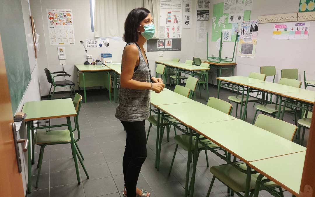 La concejal María Milián visitando las aulas, situadas en la Escuela de Adultos, los bajos del edificio de Viviendas para Mayores de Fomenta / Ayto. Alcañiz