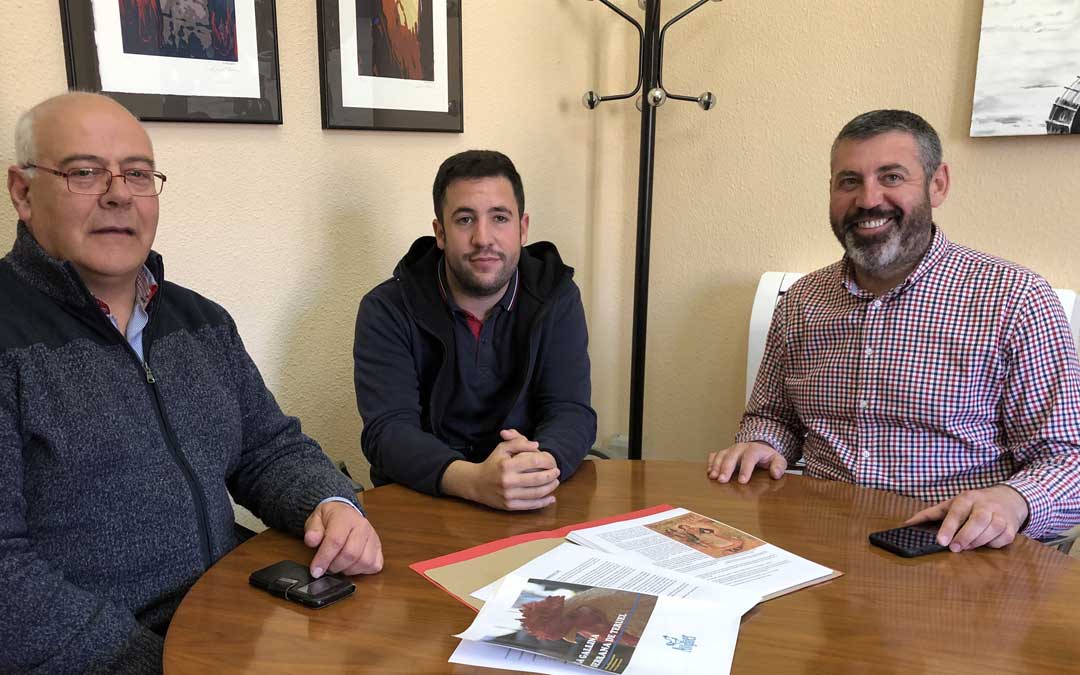 El diputado delegado de Agricultura y Ganadería, Antonio Pérez, (derecha), en una reunión con representantes de la asociación de la Gallina Serrana de Teruel