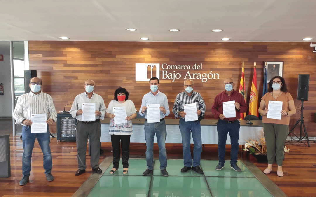 Firma de los convenios en la sede comarcal./LA COMARCA