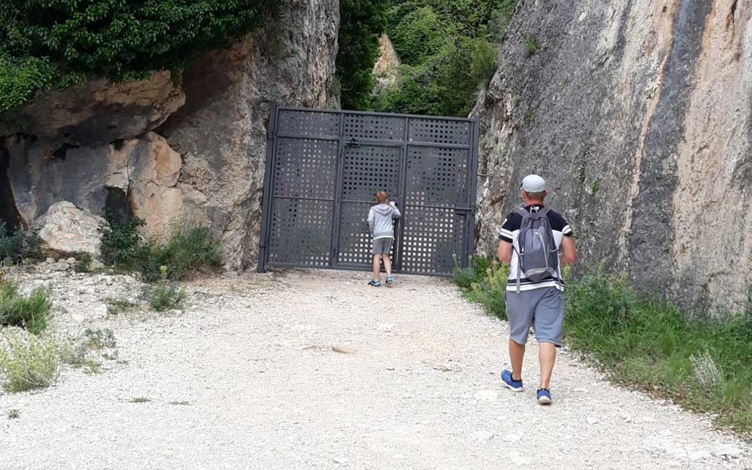 Puerta instalada en el acceso al Parrizal de Beceite/ Whatsapp