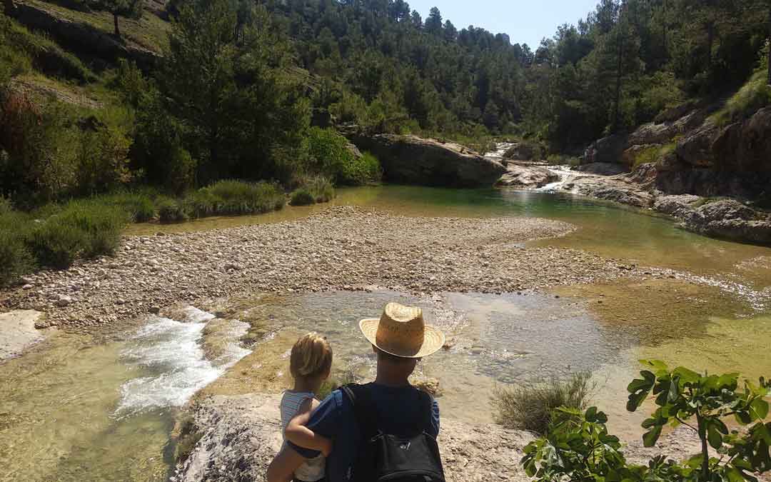 El río Ulldemó en Beceite es uno de los parajes naturales por excelencia del Bajo Aragón Histórico. En la imagen, unos visitantes el pasado domingo.