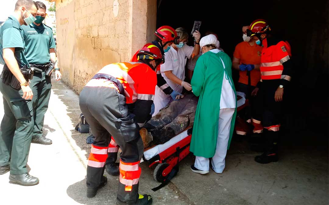 Los bomberos rescatan a un operario municipal en Alloza./ Bomberos DPT
