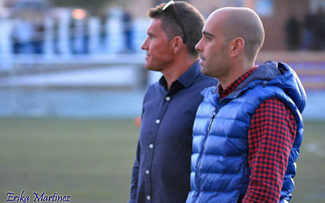 El nuevo entrenador Carlos Gil junto a Carlos Burillo, su predecesor. Han estado compartiendo su afición por el fútbol durante 10 años y ahora el aprendiz sustituye al maestro. Imagen: Erika Martínez.