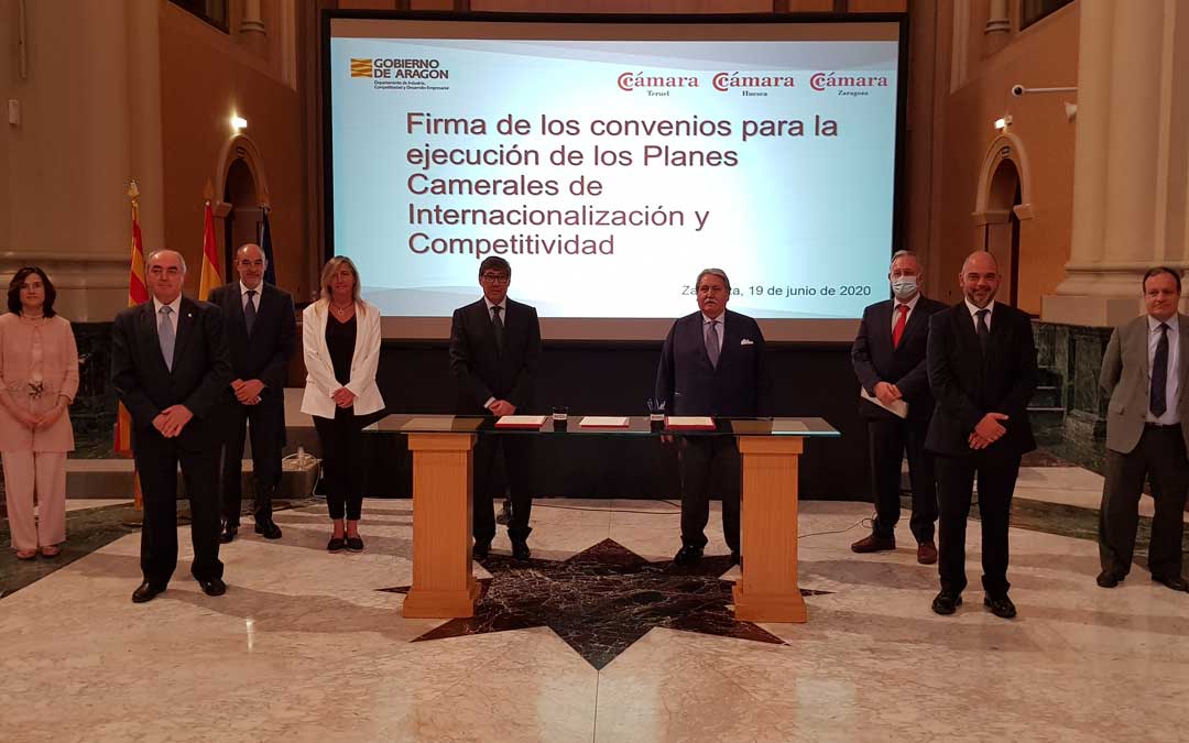 Representantes de las cámaras de comercio de Aragón con Arturo Aliaga tras la firma de una serie de acuerdos de colaboración./ DGA