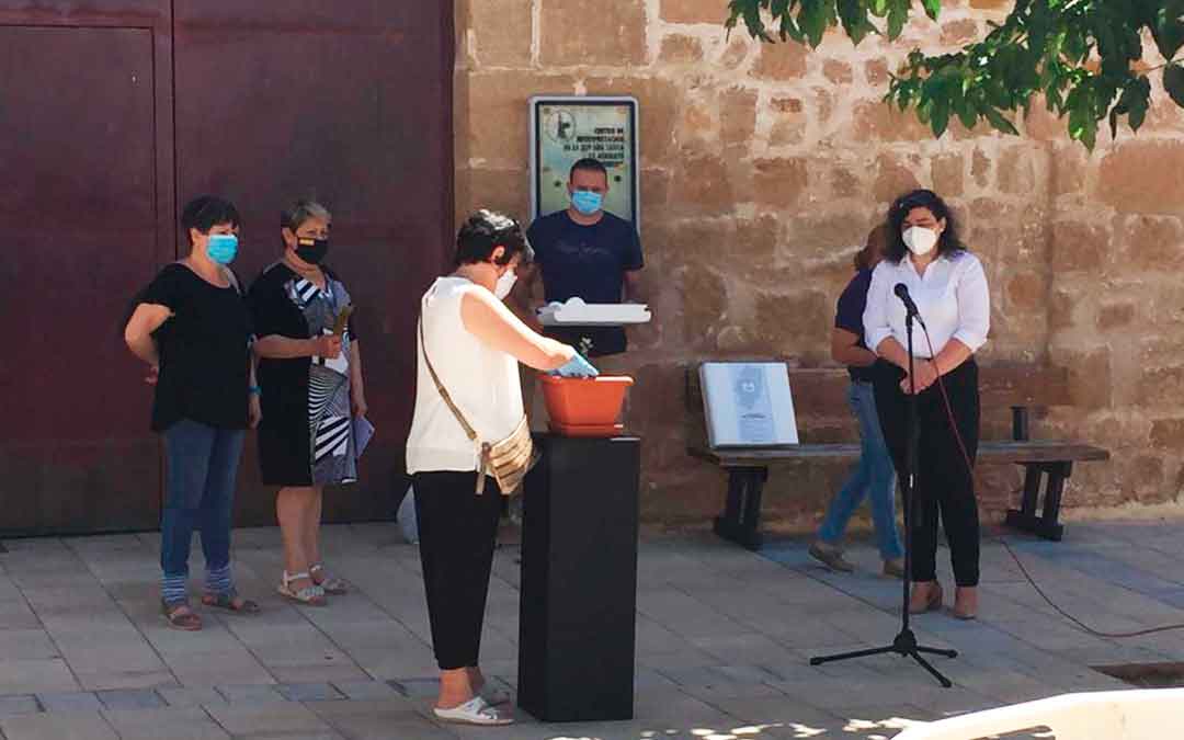 Momento en el que se ha plantado la carrasca en Albalate. El acto ha tenido lugar en la plaza del Convento. /M.J.S.