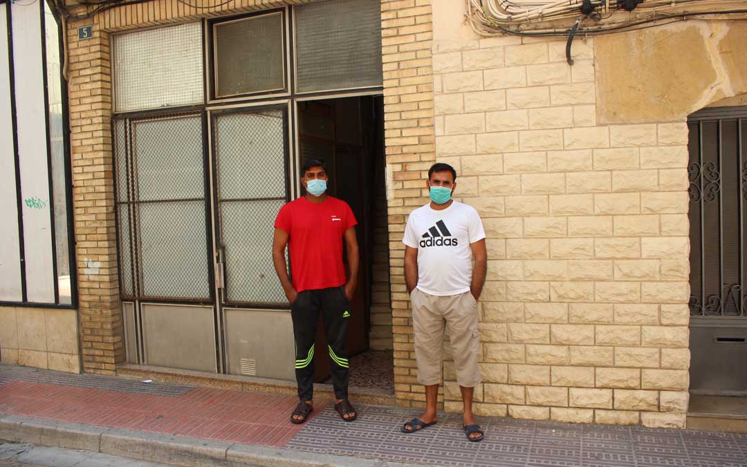 Amir Pfaroou y Zahoor Ahmid, este miércoles al mediodía en la puerta de su casa, en la que permanecen aislados / L. Castel