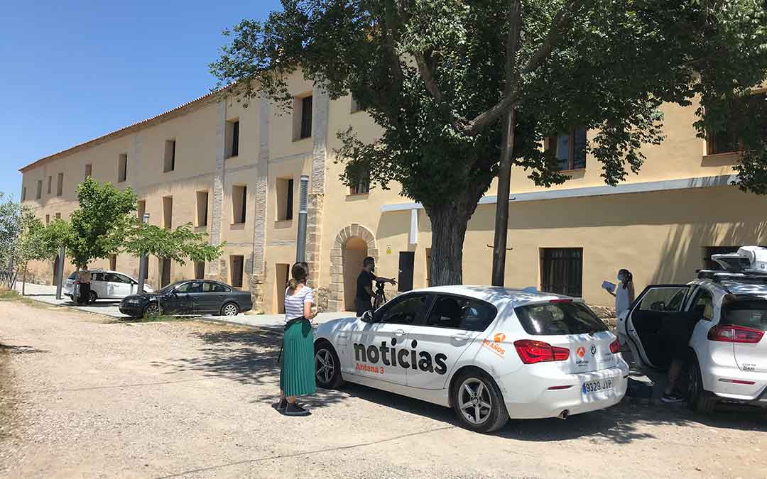 Medios nacionales esperando en la puerta del convento de Santo Domingo, utilizado como «centro limpio», este lunes. la comarca