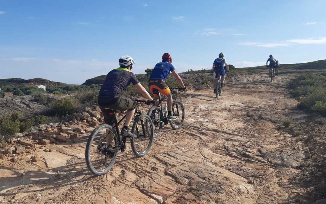 Amigos albalatinos separados por las restricciones de movilidad interprovincial, volvieron a las rutas NorteTeruel. / La Comarca