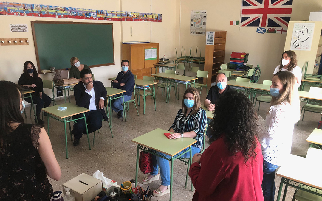 El diputado de Turismo, Diego Piñeiro, escuchando a las maestras responsables del proyecto "Vacaciones por Teruel"./ DPT