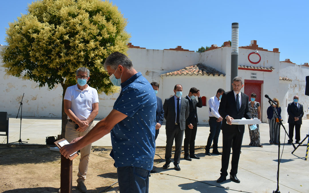 Momento de la colocación de la placa durante el homenaje en Alcañiz./I.M.