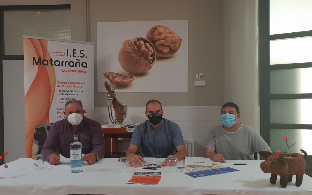 Los participantes en la firma del convenio celebrada el martes en el IES Matarraña