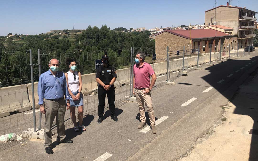El teniente alcalde, Javier Baigorri (PSOE); la portavoz de Ganar-IU, María Milián; el jefe de la Policía Local, Pedro Obón; y el portavoz de Cs, Kiko Lahoz, en las obras del Corcho / L. Castel