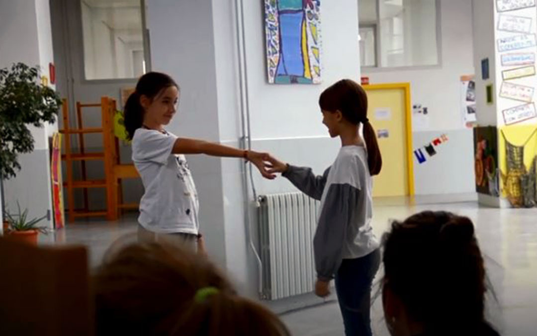 Fotograma del vídeo finalista del Certamen Cine y Salud, en el que participa el alumnado del Colegio Gloria Fuertes y el Colegio Odón de Buen./ Youtube