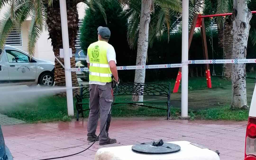 Un miembro de la brigada municipal desinfectando la plaza de los Reyes, junto a la residencia Adolfo Suárez.