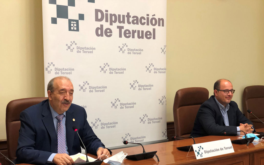 De izquierda a derecha, Manuel Rando y Alberto Izquierdo informando del balance del primer año de legislatura./LA COMARCA