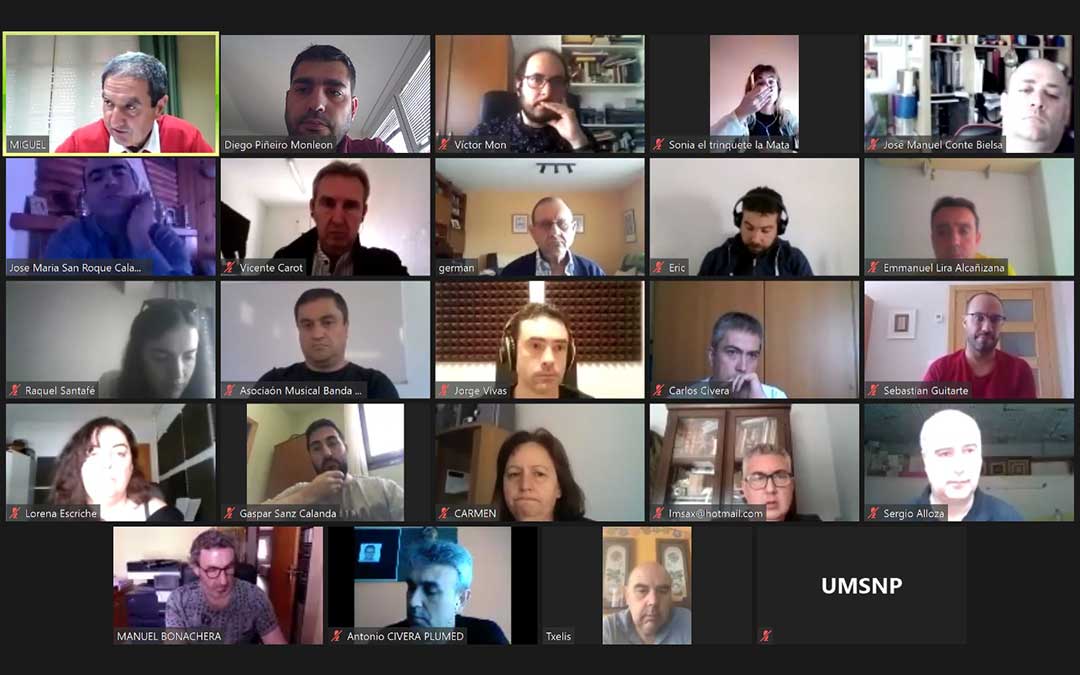 Reunión en la que se acordó la cancelación de los encuentros de bandas./ DPT