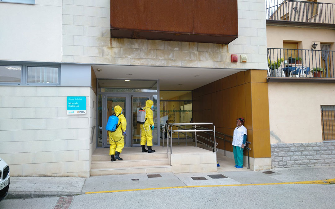 Equipo de bomberos de la DPT desinfectando el Centro de Salud de Mora de Rubielos