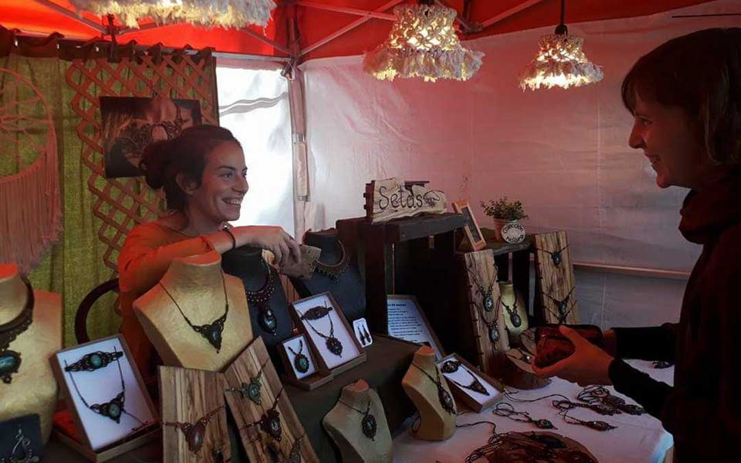 María Carreras, en su puesto en una de las muchas ferias en las que participa a lo largo del año. / Nudo y Pincel