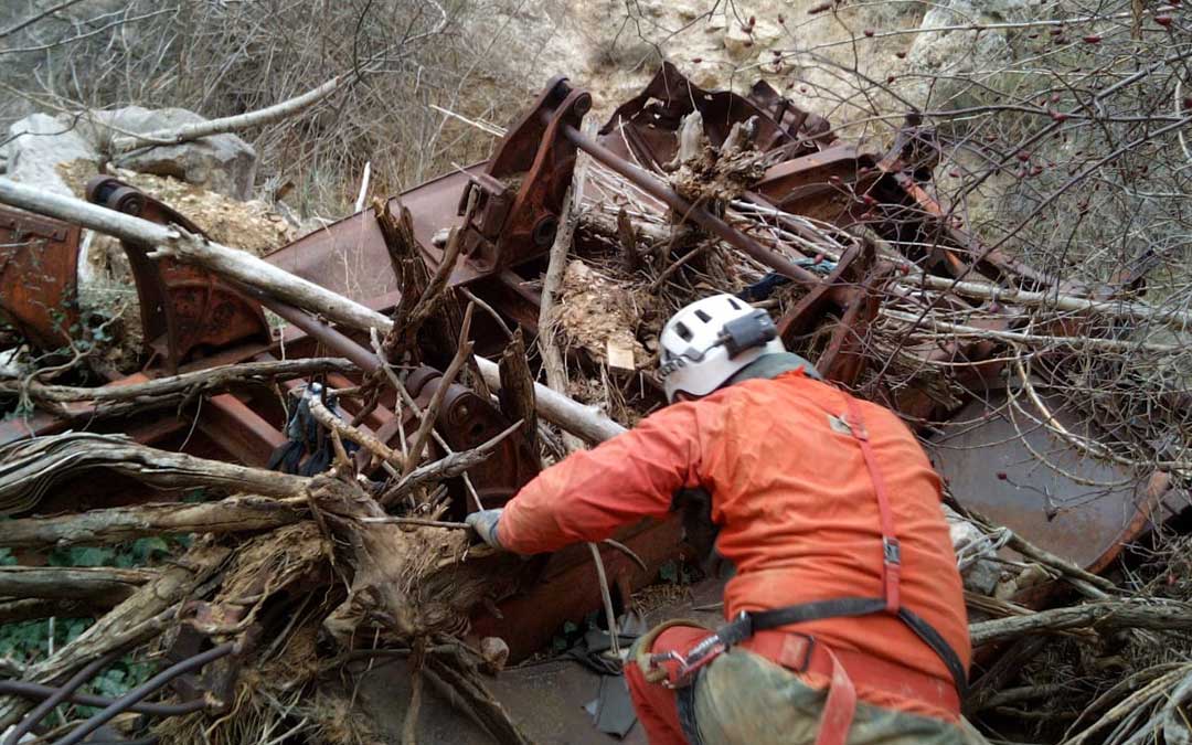 Un espeleólogo en plena acción