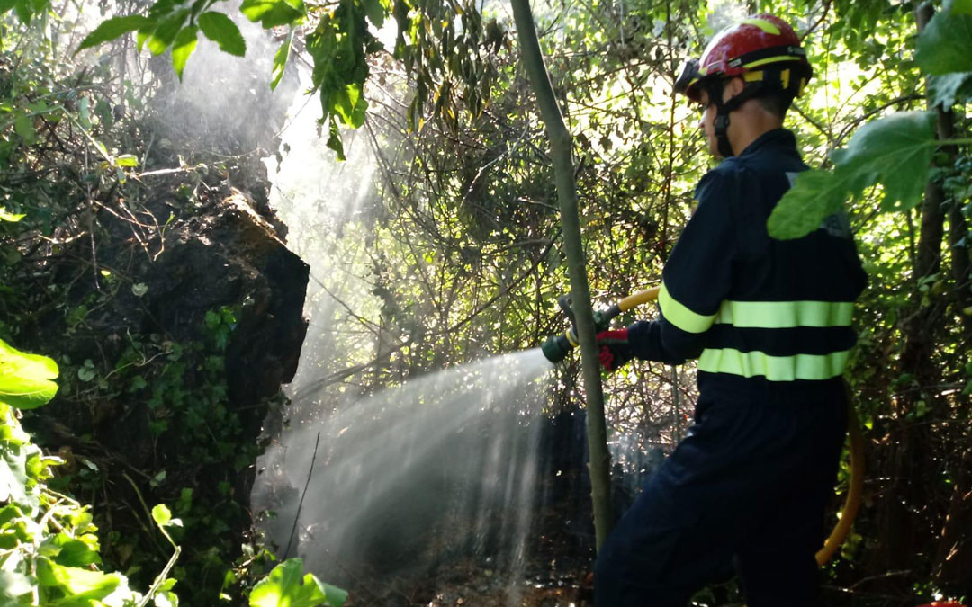 Un efectivo trabajando en la extinción./Bomberos de la DPT