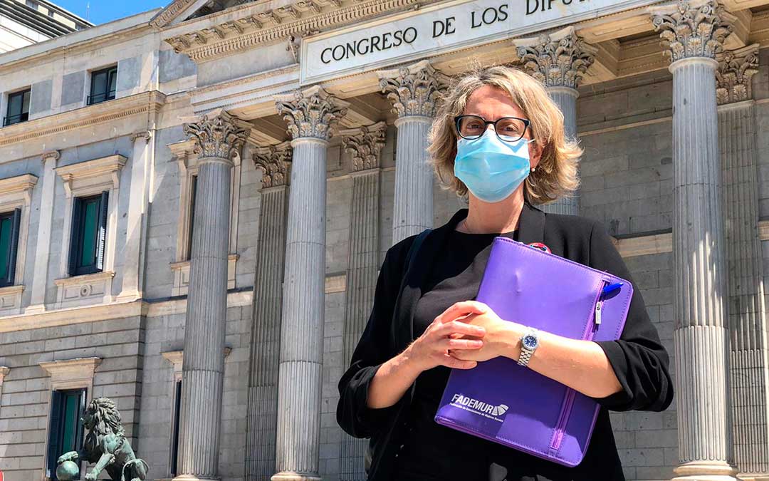 Teresa López, presidenta de FADEMUR, delante del Congreso de los Diputados./ FADEMUR