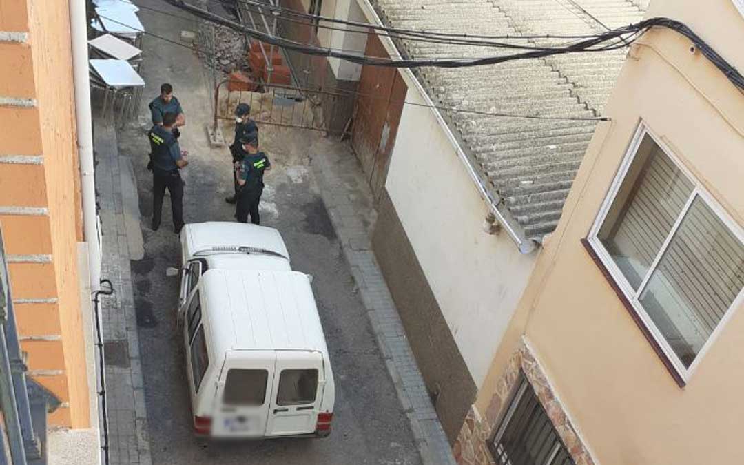 La Guardia Civil encuentra en Andorra la furgoneta blanca en la que viajaba en Rambo de Requena./ L.C.