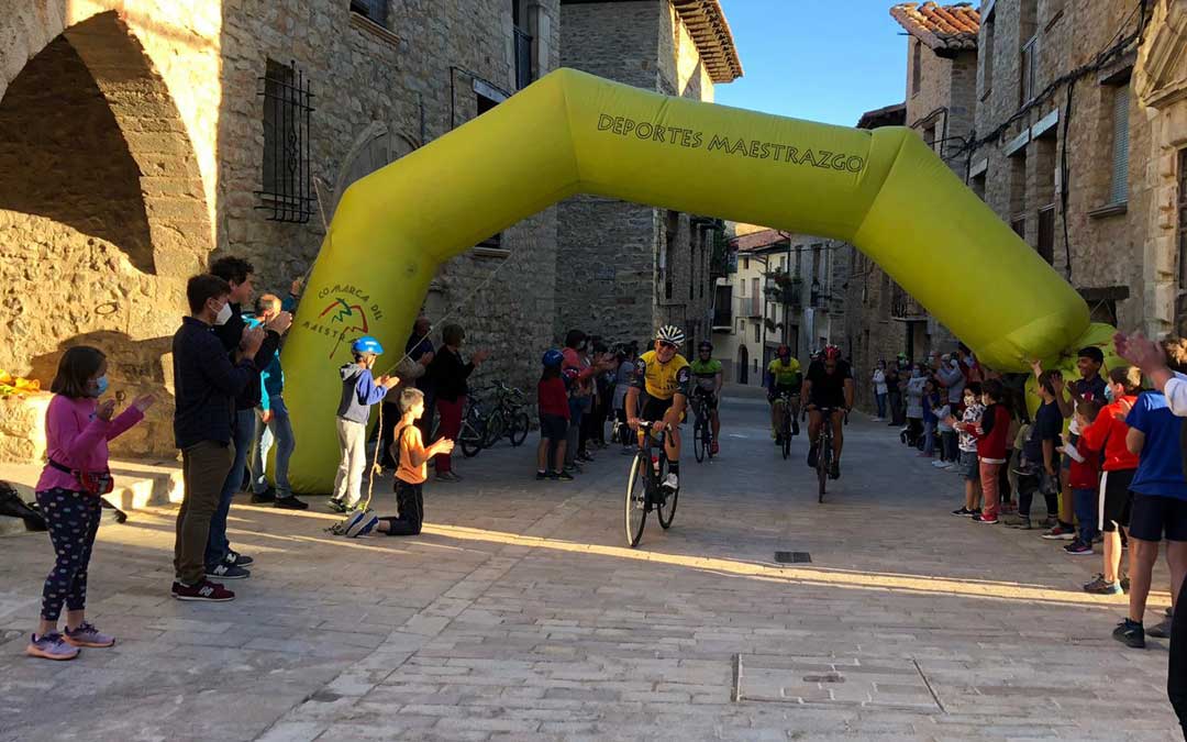 El cantaviejano entrando en la plaza del ayuntamiento