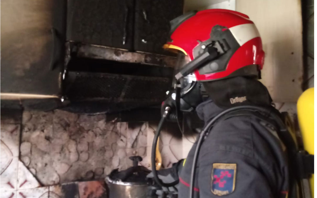 Uno de los bomberos del parque de Montalbán que han acudido al domicilio siniestrado. Bomberos de la DPT
