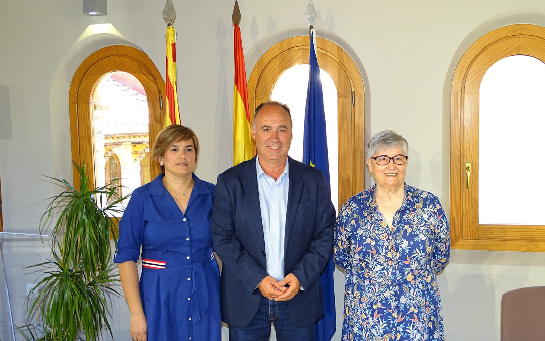 El alcalde, Miguel Iranzo, junto a Montserrat Martínez (dcha) y Berta Ejarque./LA COMARCA