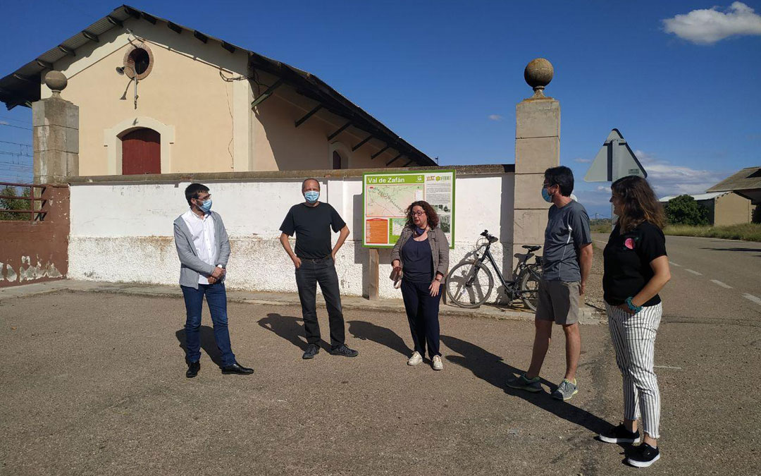 Acto de presentación de la proposición de IU en el KM 0 de la Val de Zafán en La Puebla de Híjar. / IU