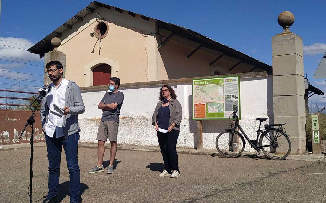 Álvaro Sanz, junto a Pedro Bello y Anabel Gimeno, en el KM 0 de la vía verde Val de Zafán de La Puebla de Híjar. / IU