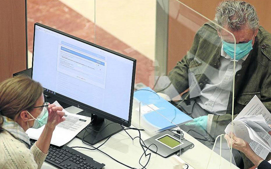 La DGA subvencionará al 100% la compra de mamparas como la de la foto (en Hacienda)./ Heraldo-Europa Press