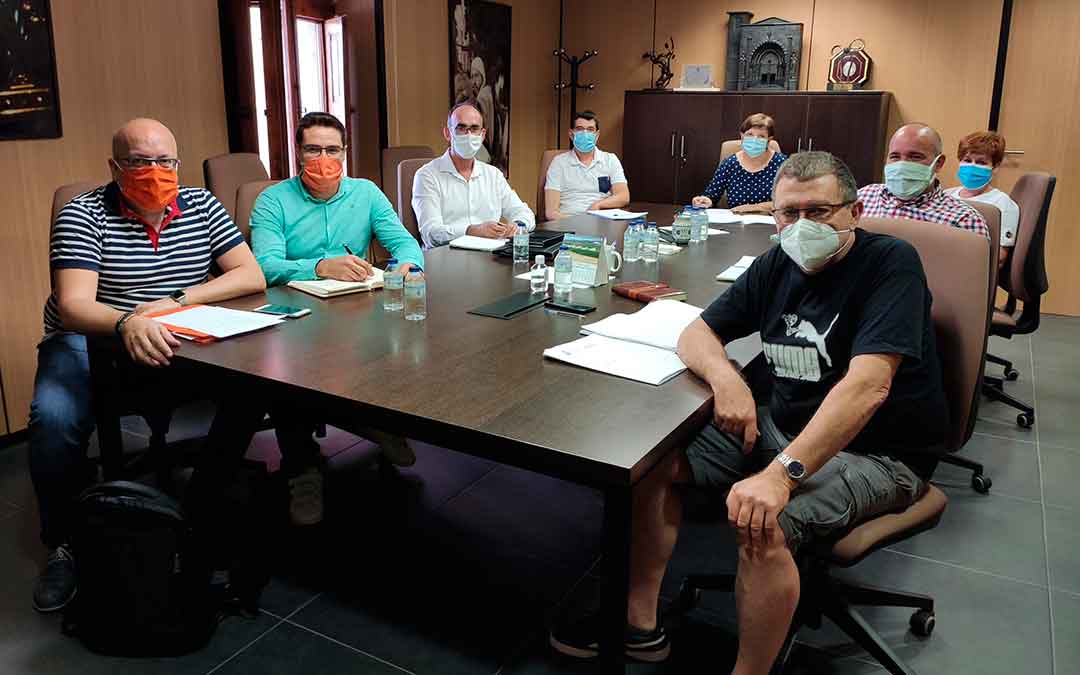 Representantes de todos los grupos políticos de Caspe en la mesa de trabajo que va a crear la línea de subvenciones a empresas.