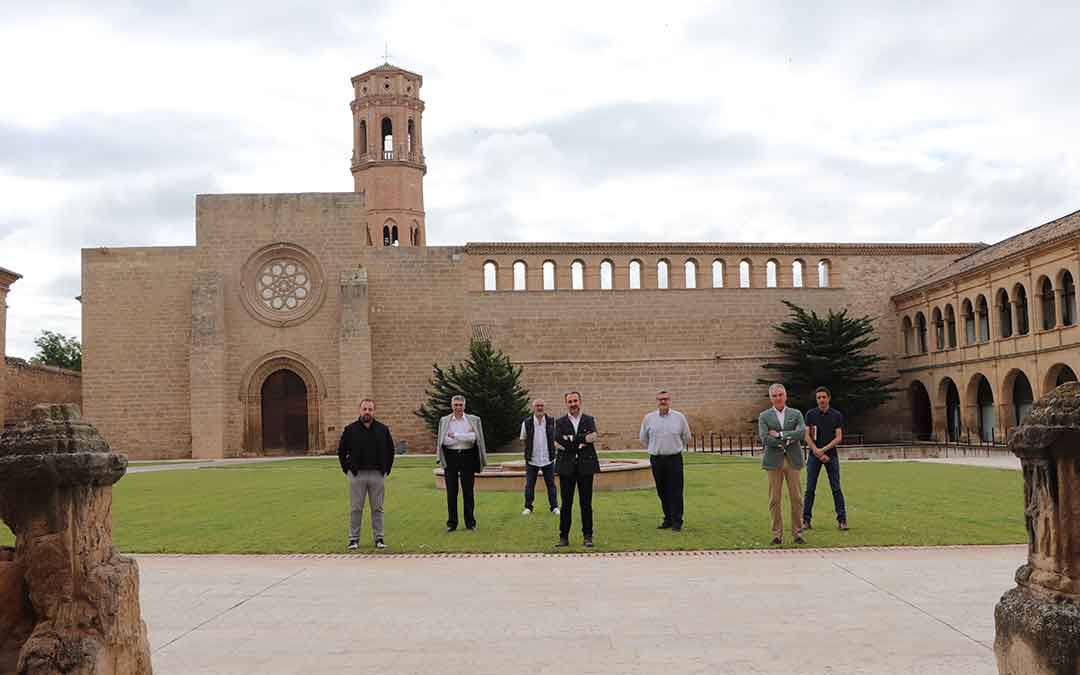 Representantes de las hospederías aragonesas junto al director gerente de Turismo Aragón Óscar Cámara, este jueves.