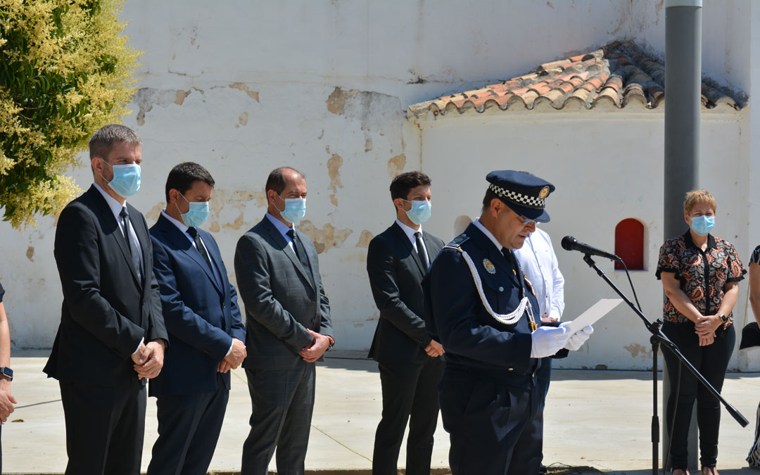 El jefe de la Policía Local de Alcañiz, Pedro Obón, durante la lectura del escrito de homenaje./I.M.