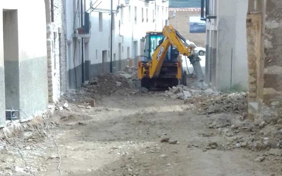 Obras de mejora en una de las calles del casco histórico de Cantavieja