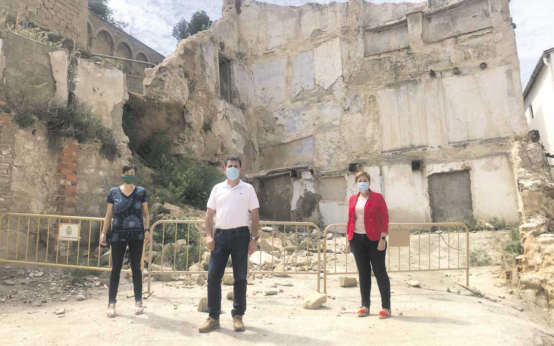 Beatriz Altaba, Eduardo Orrios y Berta Zapater, en un solar del casco antiguo, este lunes / L. Castel