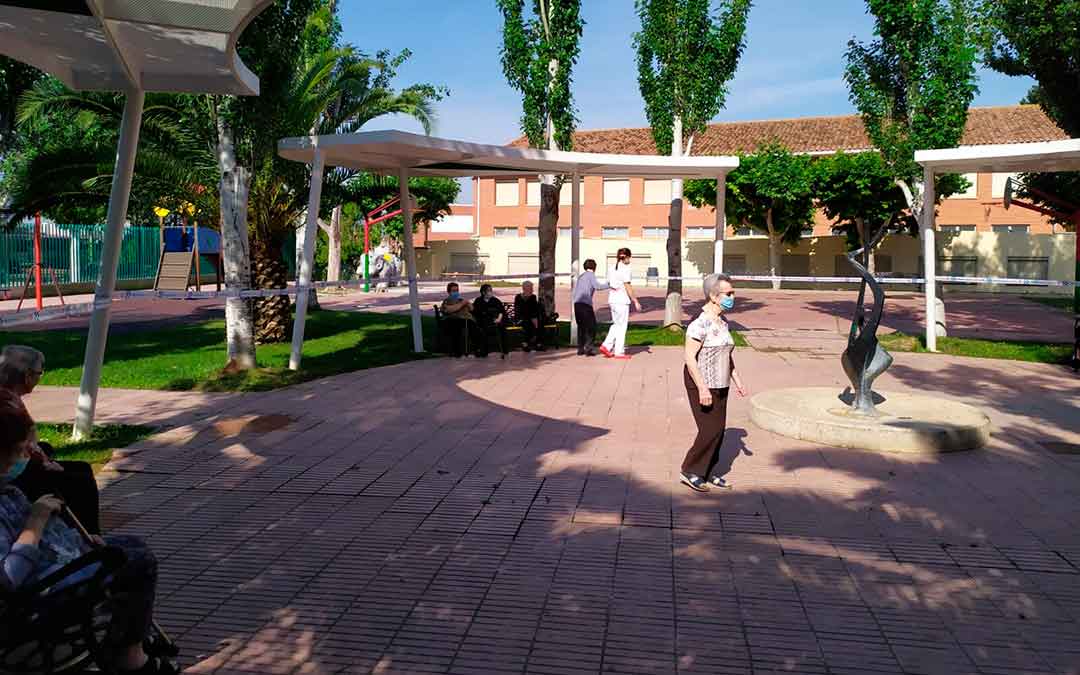 Usuarios de la residencia Adolfo Suárez paseando en el parque cercano al centro.